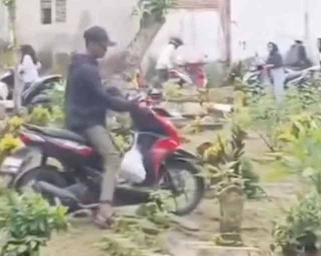 Viral Warga Jember Nekat Bawa Motor Terobos Makam